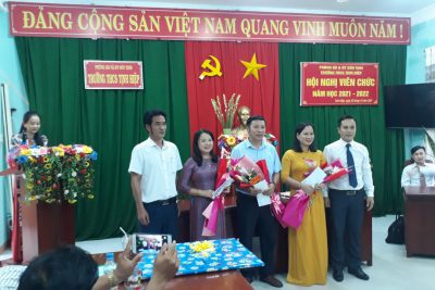 Chia tay thầy, cô về nghỉ chế độ và chuyển đơn vị công tác