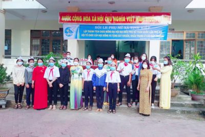 Hội Liên hiệp Phụ nữ xã Tịnh Hiệp tặng quà cho học sinh trường THCS Tịnh Hiệp