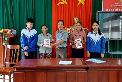 Trao thiết bị học tập từ Chương trình “Sóng và máy tính cho em” năm 2023