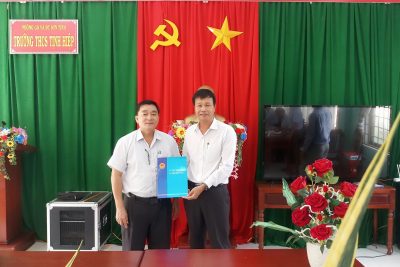Trao Quyết định điều động và bổ nhiệm cán bộ quản lý giáo dục