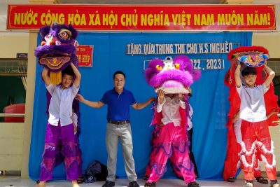 Vui Trung thu, tặng quà cho học sinh có hoàn cảnh khó khăn